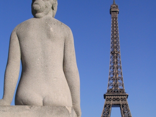 Statue kikker på Eiffeltårnet