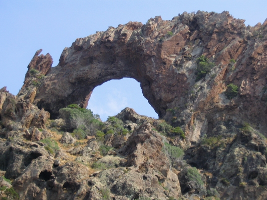 Naturlig klippebro i Scandola naturreservatet