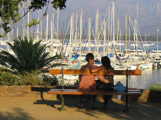 Kærester ved havnen i Calvi